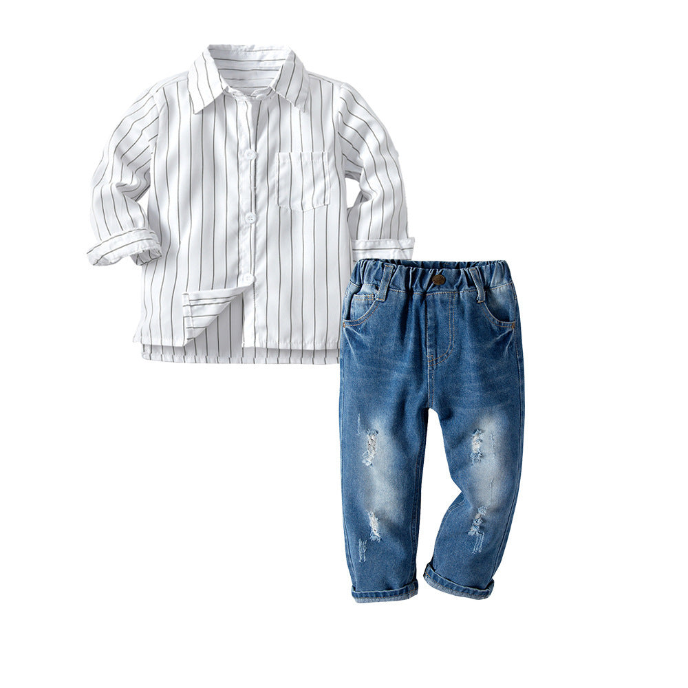 Camisa blanca a rayas con pantalón jeans rasgado