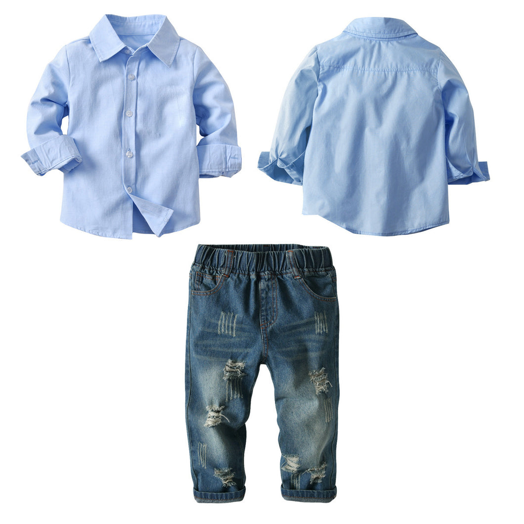 Camisa celeste con jeans rasgado