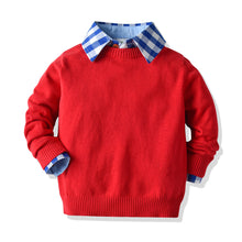 Cargar imagen en el visor de la galería, Abrigo rojo con camisa cuadrille y pantalón jeans azul marino
