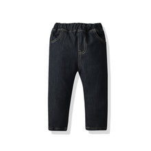 Cargar imagen en el visor de la galería, Abrigo rojo con camisa cuadrille y pantalón jeans azul marino

