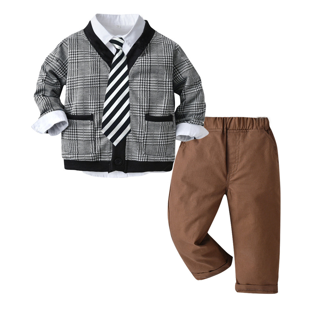 Abrigo gris cuadrille, camisa blanca con corbata y pantalón marrón