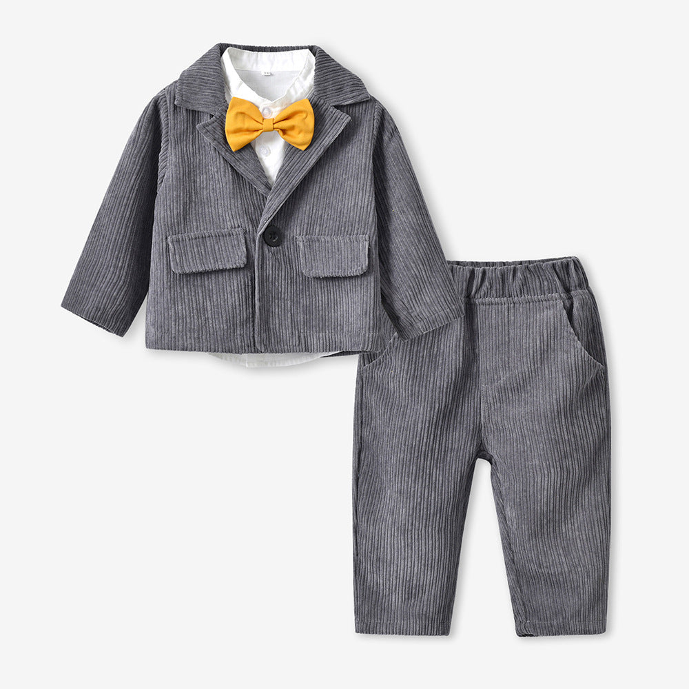 Camisa blanca con moño, saco y pantalón gris corderoy