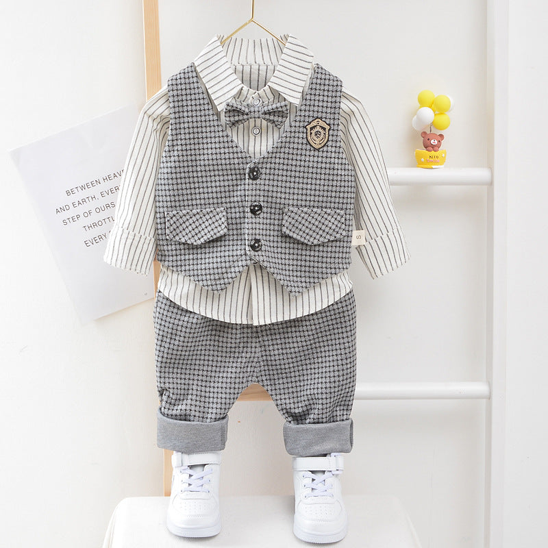 Camisa a rayas con chaleco, pantalón cuadrille y moño