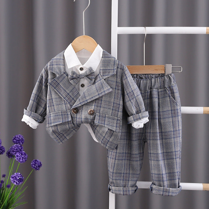 Camisa blanca con moño, saco con botones y pantalón cuadrille