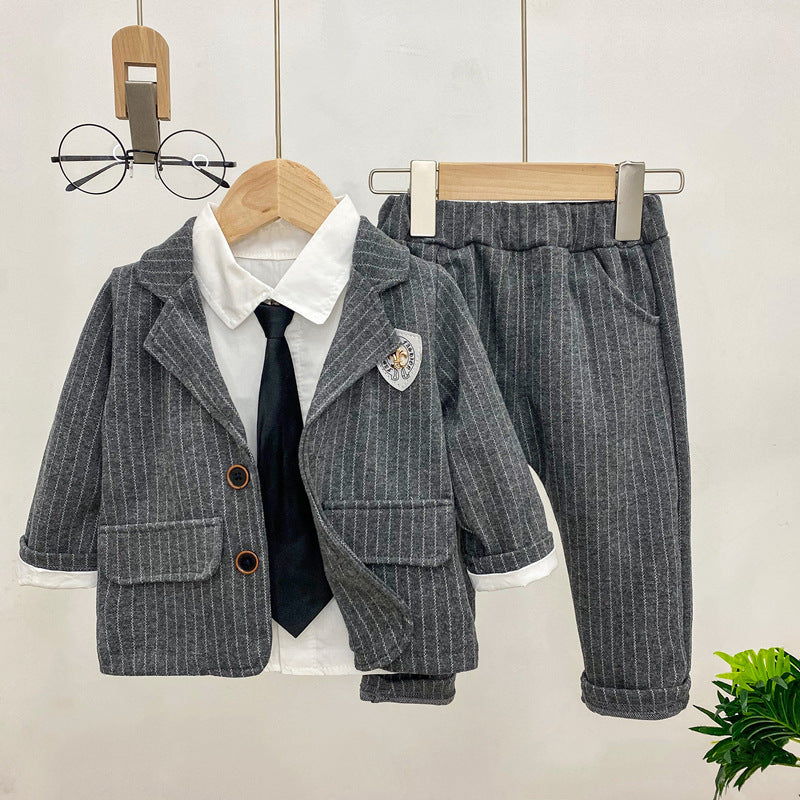 Camisa blanca con corbata, saco y pantalón a rayas