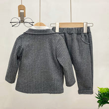 Cargar imagen en el visor de la galería, Camisa blanca con corbata, saco y pantalón a rayas
