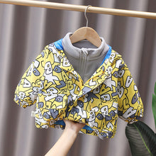 Cargar imagen en el visor de la galería, Abrigo polar gris y rompe viento con capucha estampado amarillo
