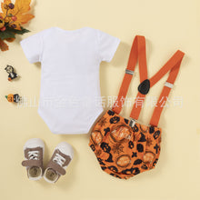 Carregar imagem no visualizador da galeria, Body blanco con cubre pañal de halloween y tirante naranja
