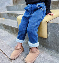 Carregar imagem no visualizador da galeria, Pantalón jeans con bolsillos y forro peludo
