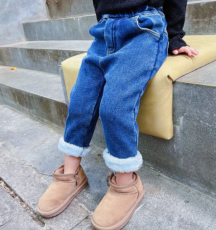Pantalón jeans con bolsillos y forro peludo