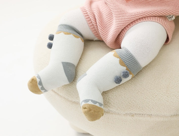 Medias con pompon con detalles