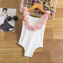 Cargar imagen en el visor de la galería, Traje de baño con detalles de flores
