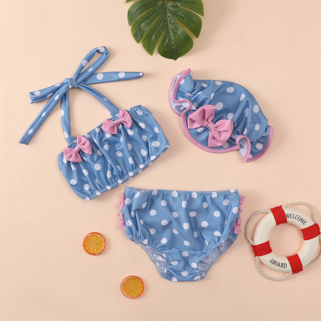 Traje de baño celeste con motas y gorra con moño