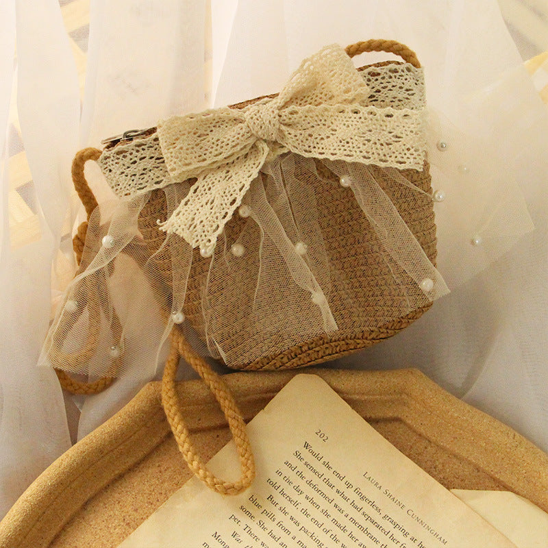 Cartera de playa crema con moño de encaje y perlas