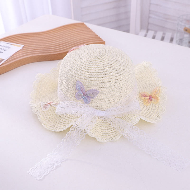Sombrero de playa con detalles de mariposas
