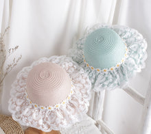 Cargar imagen en el visor de la galería, Sombrero de playa con margaritas y encaje
