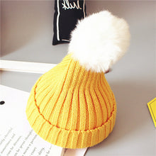 Cargar imagen en el visor de la galería, Gorra lisa con pompon
